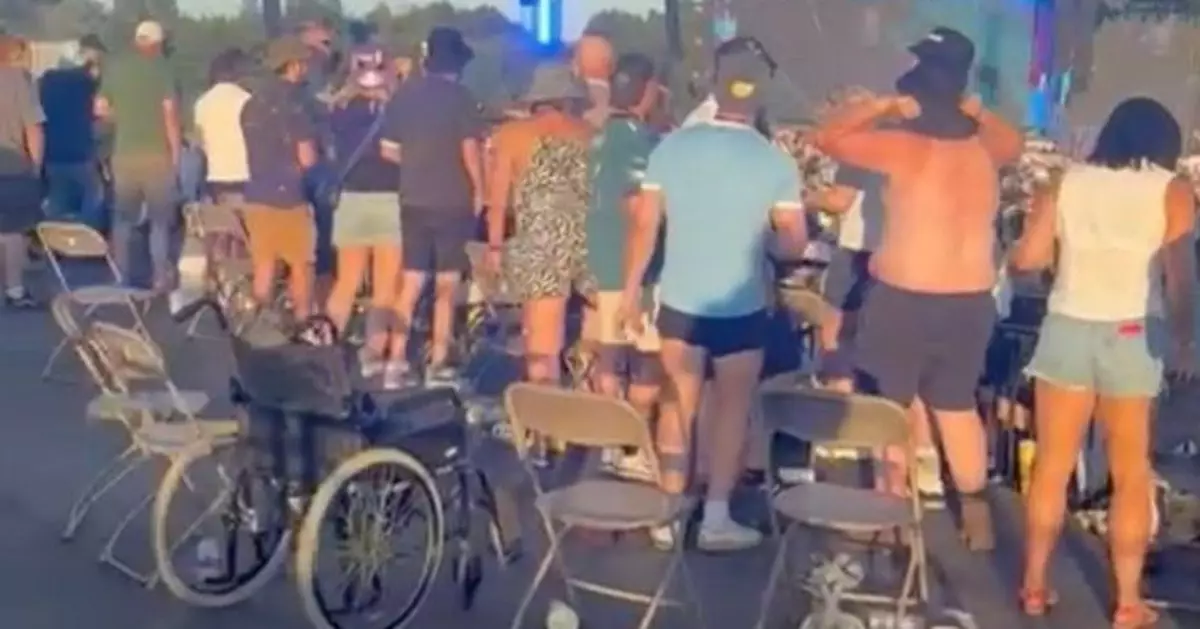 Oasis樂隊演唱會輪椅區現「神蹟」「殘疾」觀眾站立狂歡2小時 真相令人氣憤！