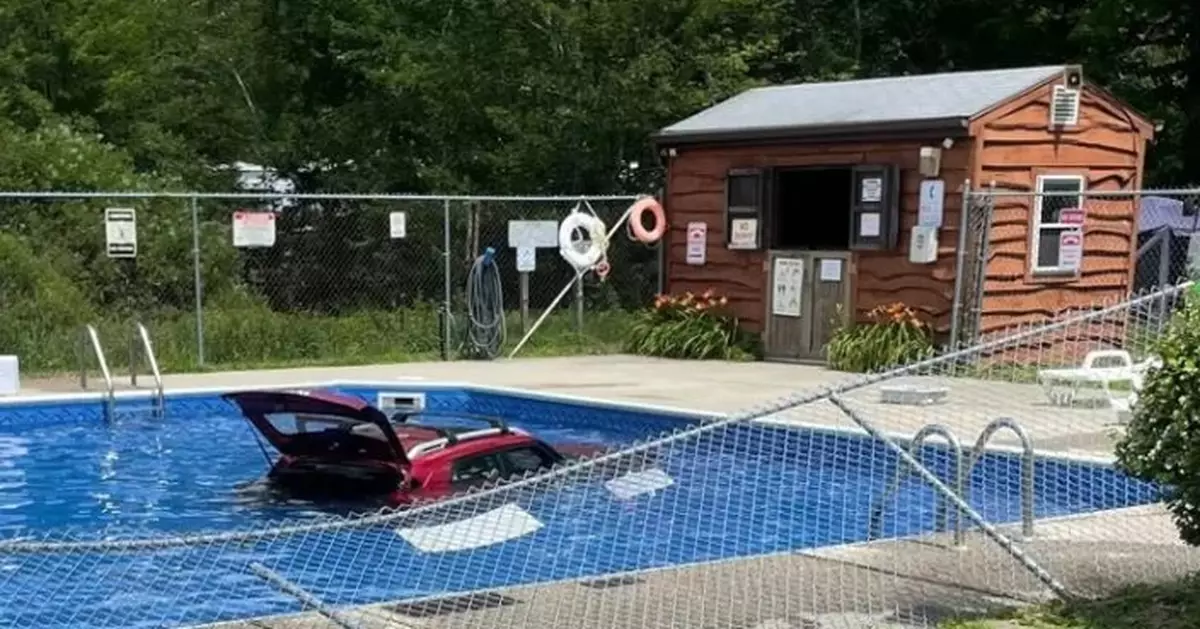 美露營區驚現「潛水車」！紅色SUV破欄衝泳池 遊客尖叫逃命