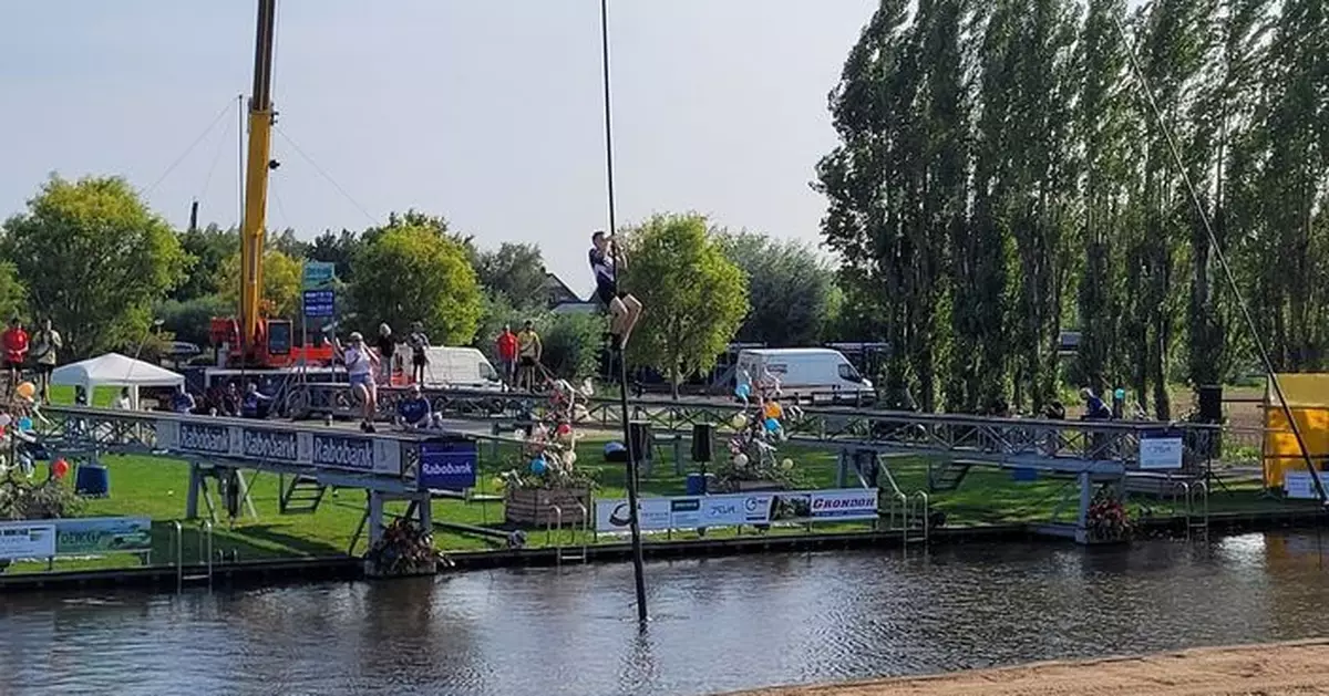 258年歷史 荷蘭傳統夏季活動「撐12米長竿跳河」唔夠遠就落水