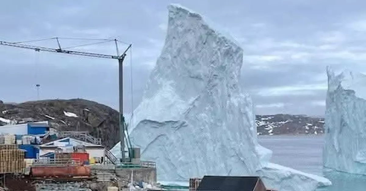 兩座巨型冰山靠岸不離 格陵蘭小島居民夜夜驚心怕掀巨浪