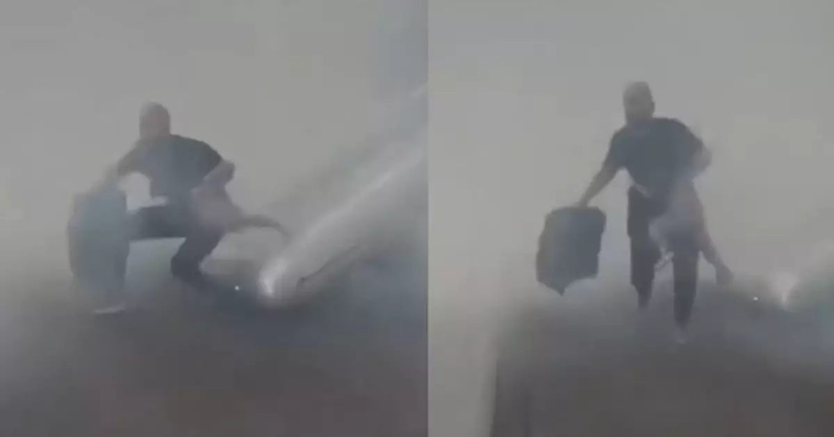 客機冒煙乘客由滑梯逃離 男子抱著孩子還要拿行李遭網民鬧爆