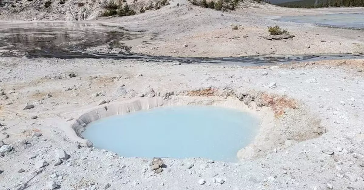 美黃石公園發現新大洞 地熱池湧現乳藍色泉水成新景點