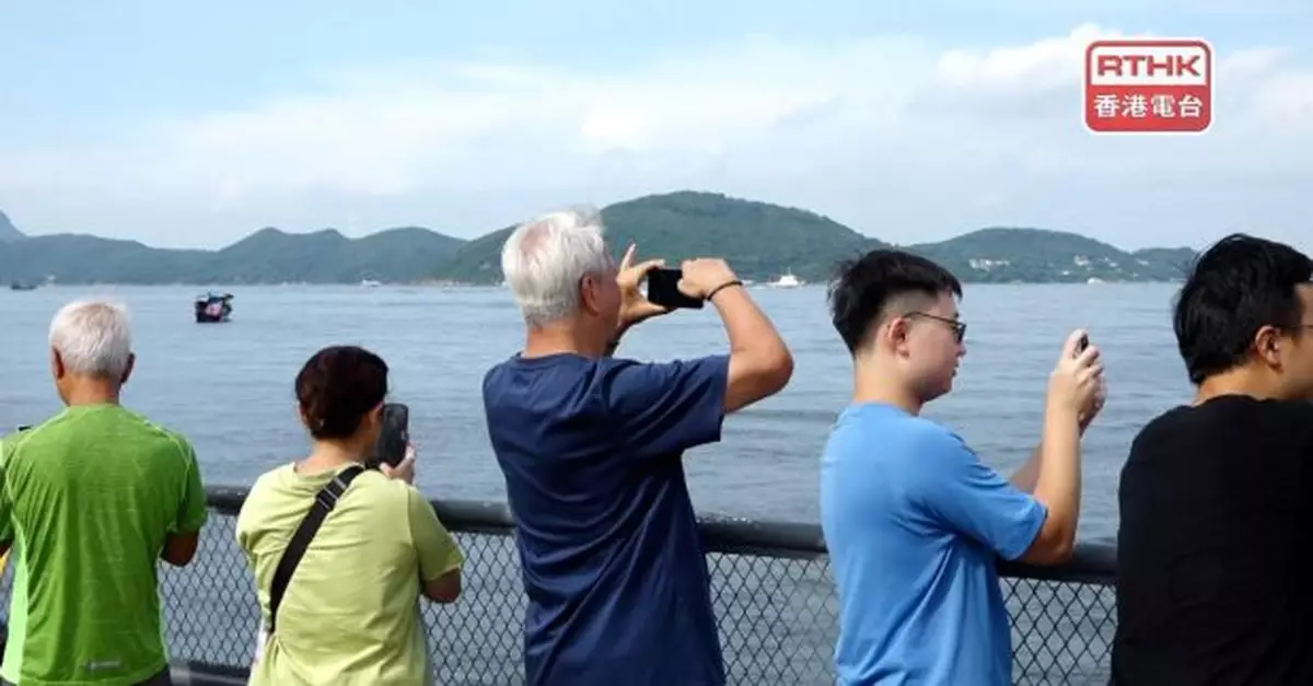 有市民清早到數碼港對出海岸觀山東艦航母編隊感興奮
