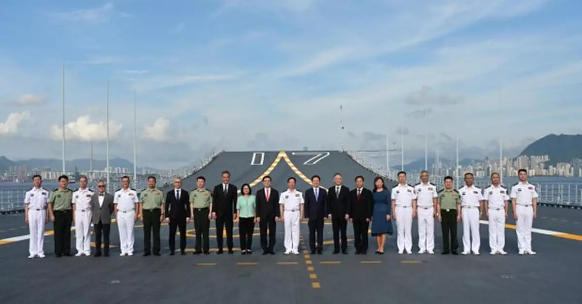 山東艦編隊訪港|駐港部隊:李家超參觀設施 感受新時代國防成就