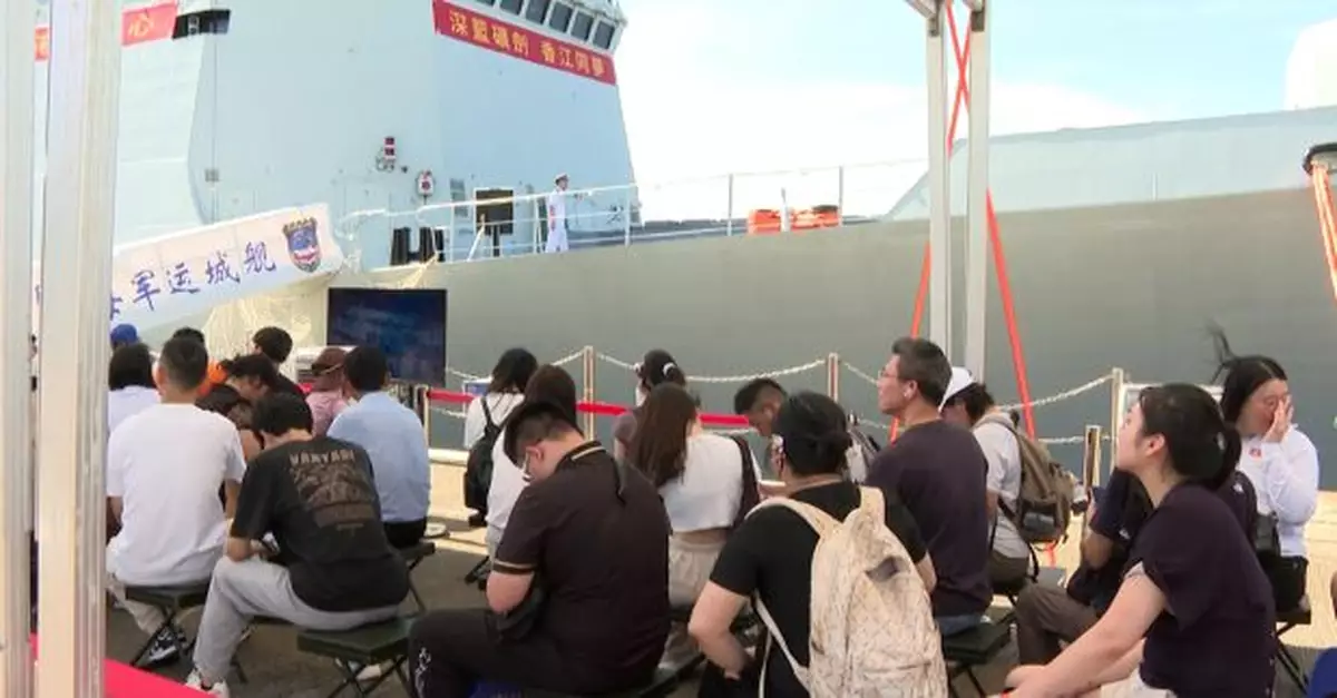 山東艦編隊訪港｜有軍官稱感受到熱情　有市民指登艦感自豪