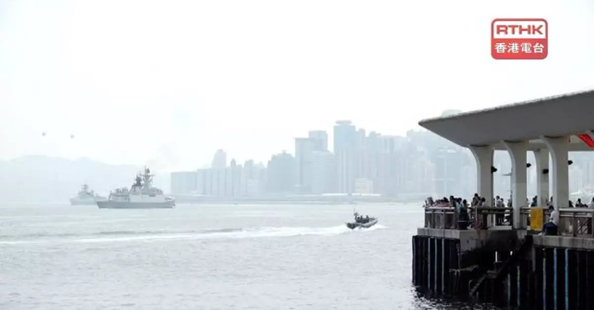 山東艦編隊訪港｜大批市民中環碼頭一帶歡送軍艦　心情激動　