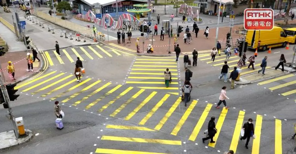 陳美寶稱運輸署正積極評估於燈控路口加設對角行人過路處可行性