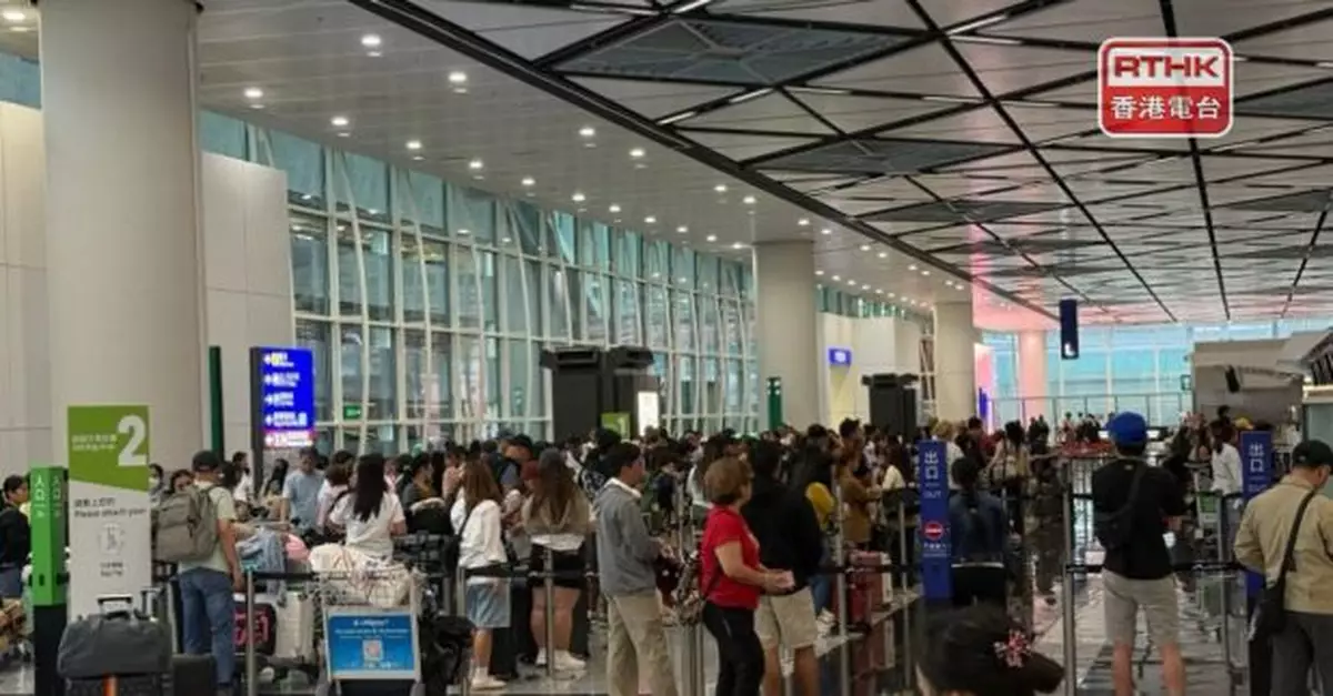 大批旅客在機場辦理登機手續　部分航空公司櫃位大排長龍
