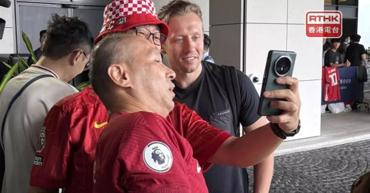 數十球迷到利物浦入住酒店外等候　對得到雲迪克簽名感開心