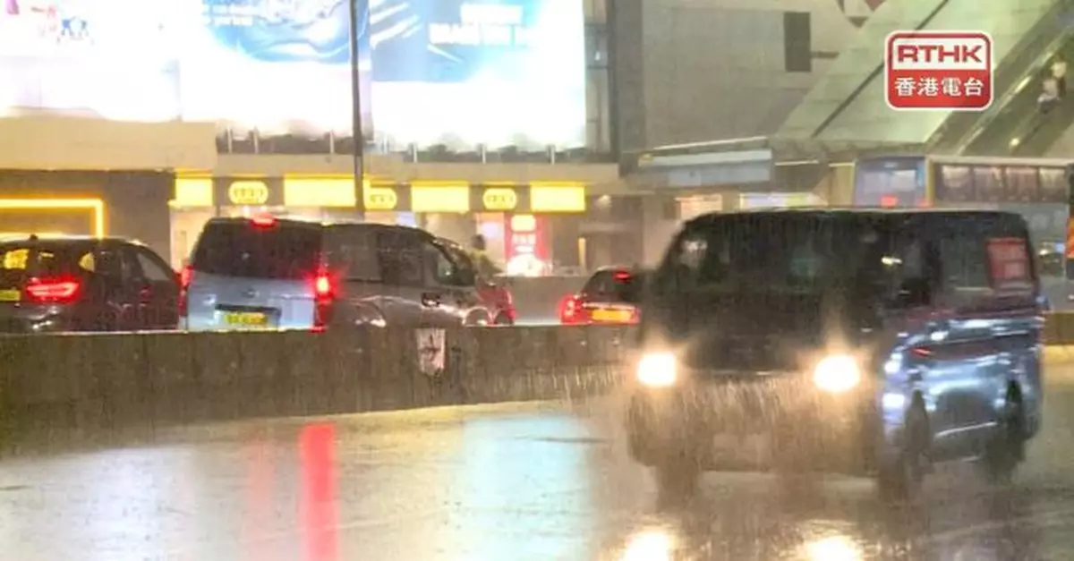 紅色暴雨警告生效　天文台料有高達每小時100公里陣風吹襲