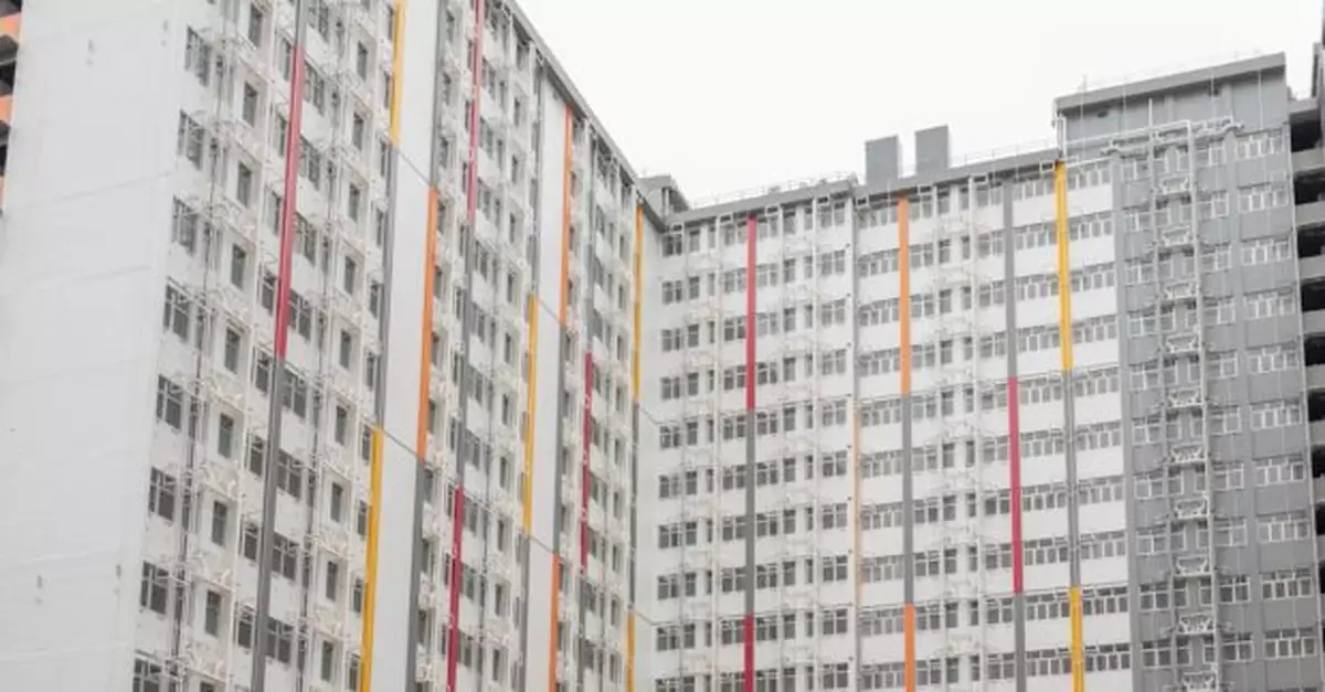 何永賢稱簡約公屋彩興陸續安排入伙　居民盼改善環境減輕經濟負擔