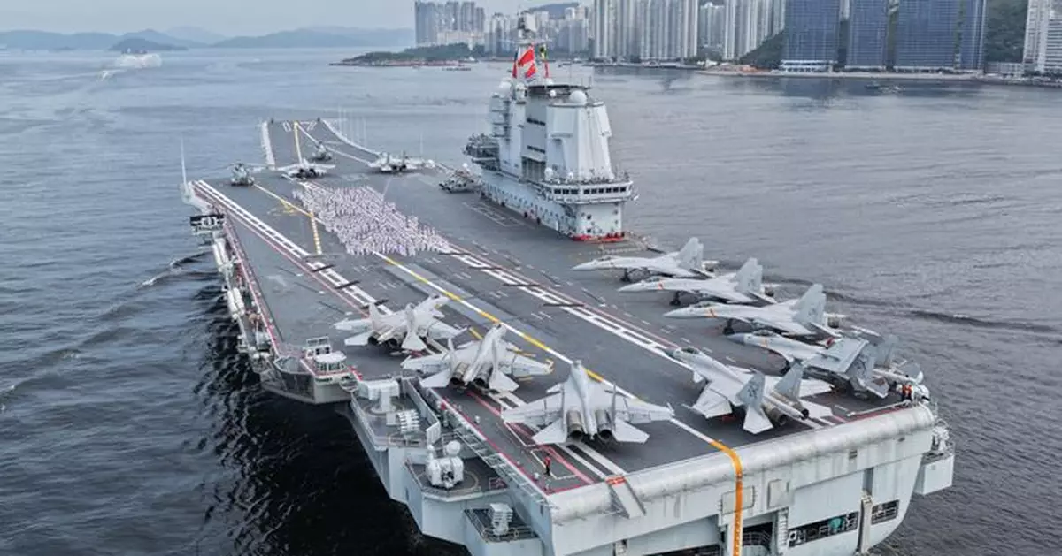 山東艦訪港｜殲-15T彈射型艦載戰鬥機首在航母甲板對公眾開放