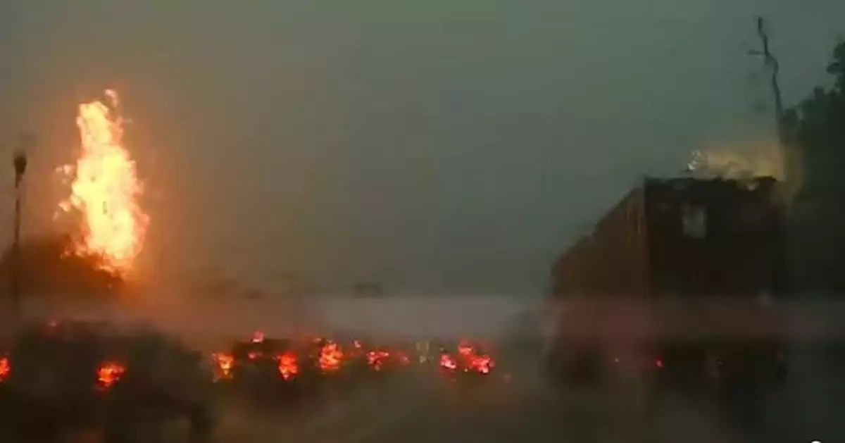 美公路電纜遭雷電劈中現巨型火球閃藍光 駭人場景似足末日電影