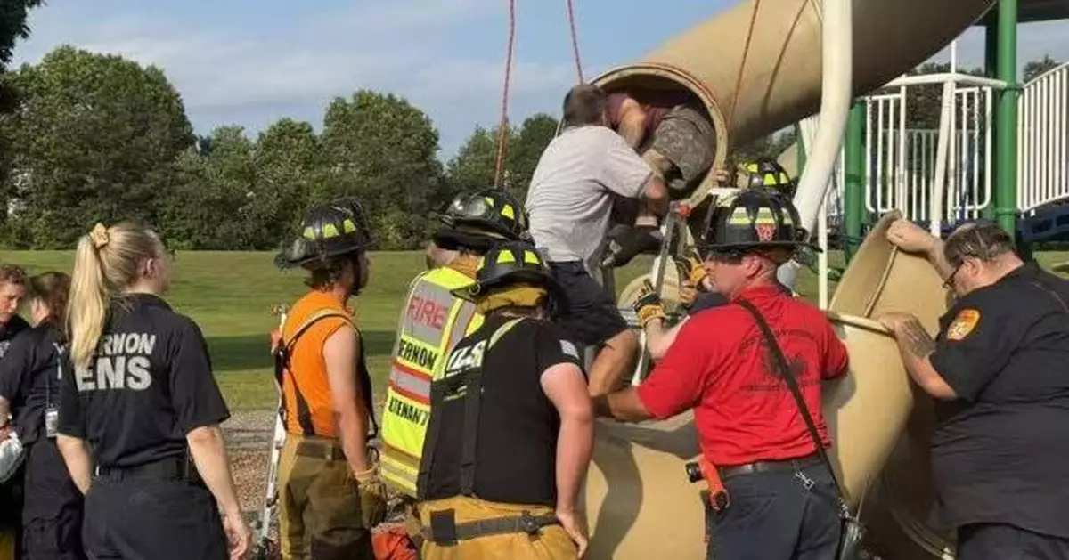 美40歲男鑽兒童管狀塑膠滑梯尷尬卡住 消防員鋸管半小時助脫困