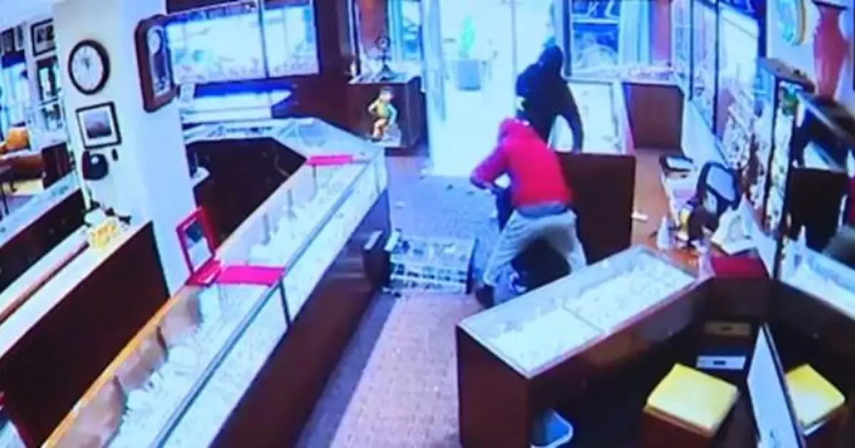 光天化日洗劫珠寶店 美4蒙面劫匪90秒掠走價值近1600萬名貴首飾