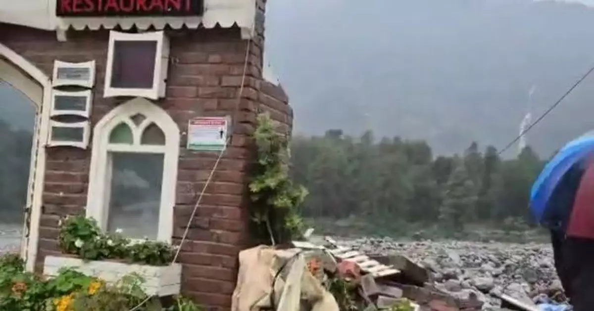 連日豪雨爆洪災 印度知名餐廳幾近全毀僅餘大門與殘牆屹立原地