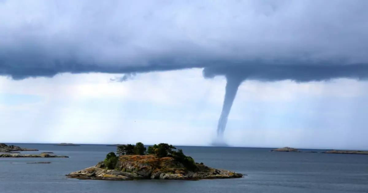 俄醉漢闖龍捲風中心「體驗」 同行友人嚇壞急勸阻 當局斥魯莽行為