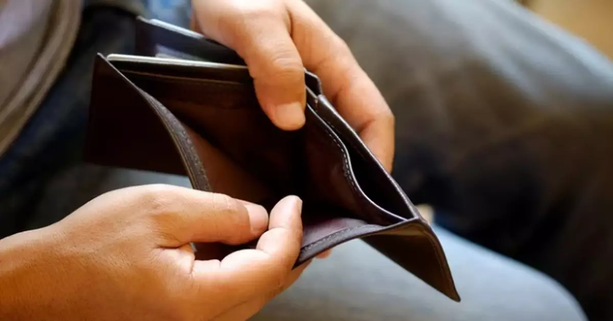 美漢遺失11年銀包跨越千里現身汽車引擎艙 內藏現金禮品卡完好如初