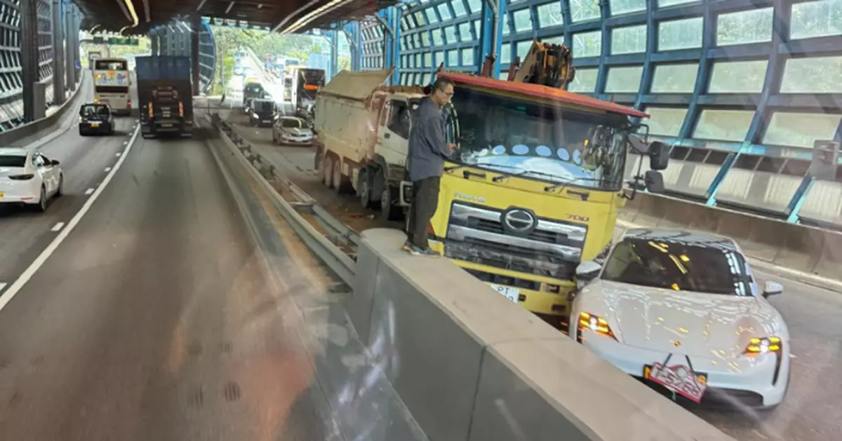 屯門皇珠路3車追尾相撞 泥頭車司機被困由消防救出送院