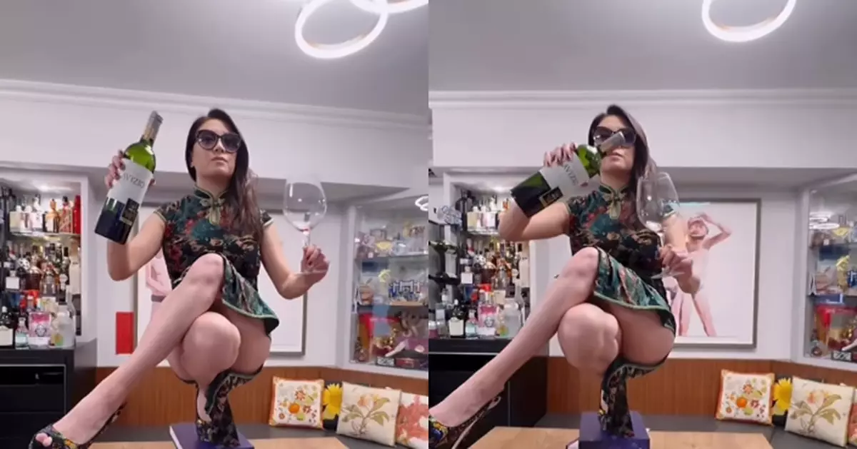 廖碧兒穿高衩旗袍挑戰高難度倒酒 過程驚險