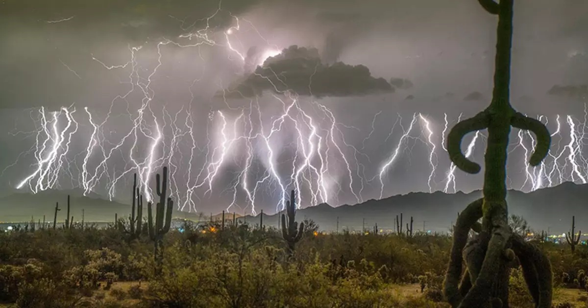 醞釀逾14小時以上 美國一道閃電橫越兩州伸延829公里刷新世界紀錄