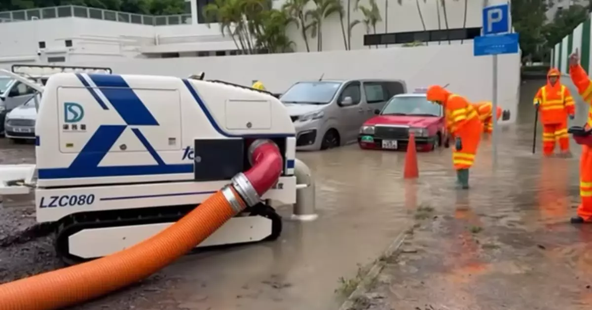 黑雨｜將軍澳敬賢里停車場再次水浸 渠務署排水機械人再出動