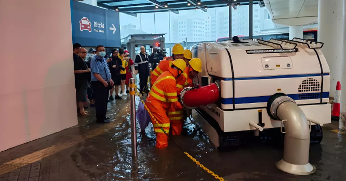黑雨｜發展局﹕逾1500人員應對 共確認30宗水浸及接20宗山泥傾瀉報告