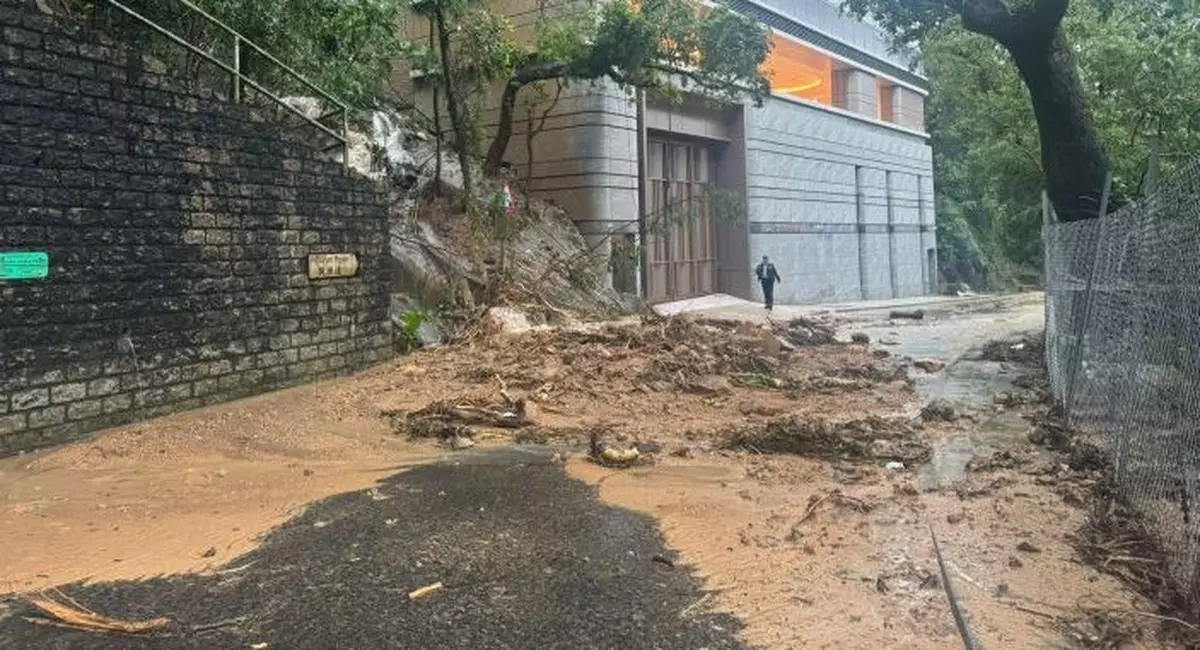 黑雨 | 土力工程處：截至下午2時半 接獲15宗山泥傾瀉報告