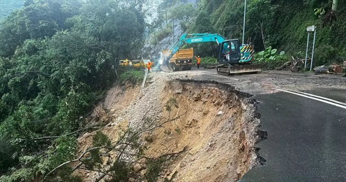 新娘潭路部分路段山泥傾瀉　路政署：冀周五重開一條行車線