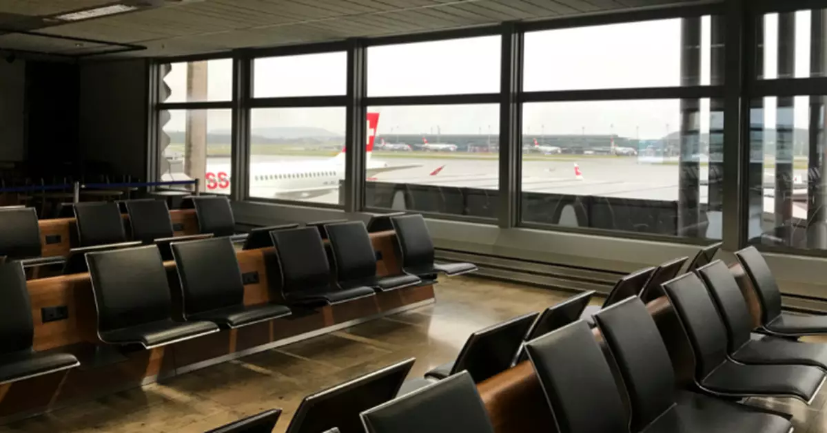 個位明明冇人！法女候機因佔位遭暴力男掌摑 網民怒轟：私下肯定更恐怖