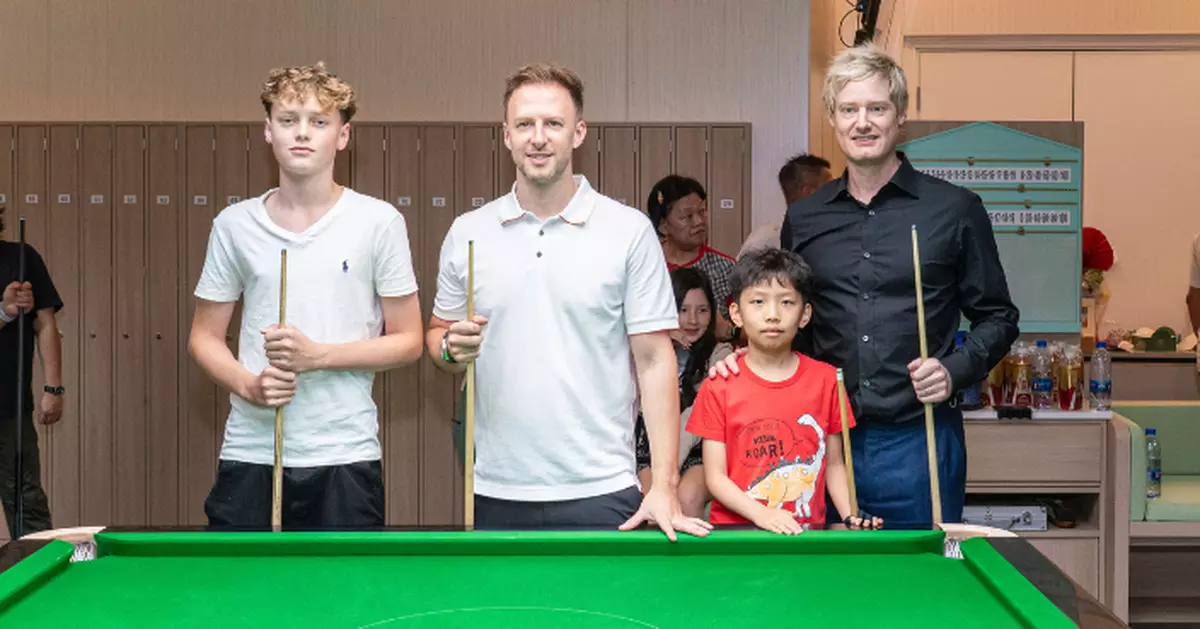 香港桌球學院舉行開放日 投資者羅拔臣桌林普與小球手切磋