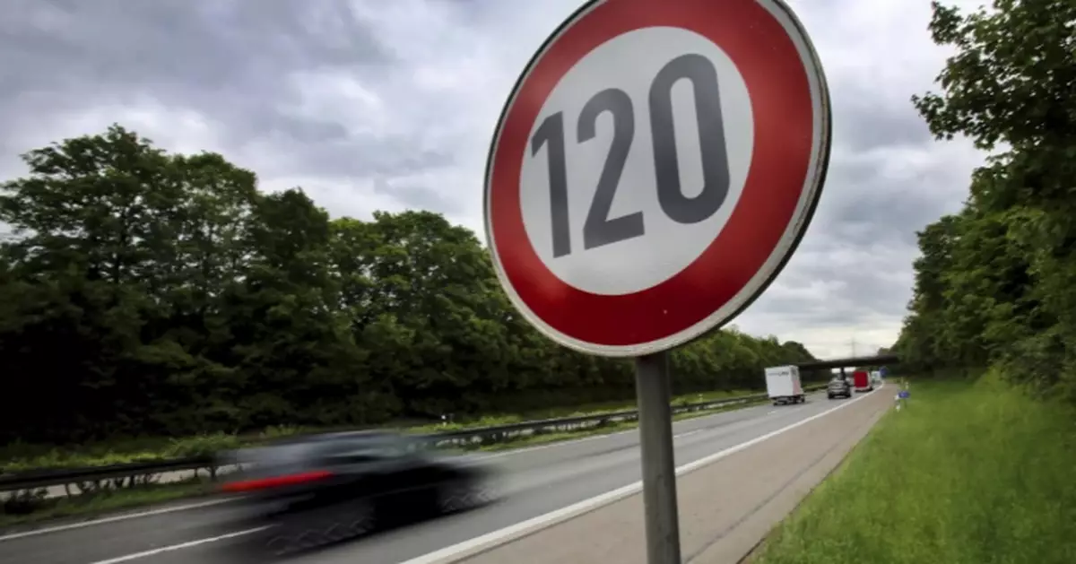 德保時捷司機時速321公里破紀錄 超速近200公里食8000蚊牛肉乾