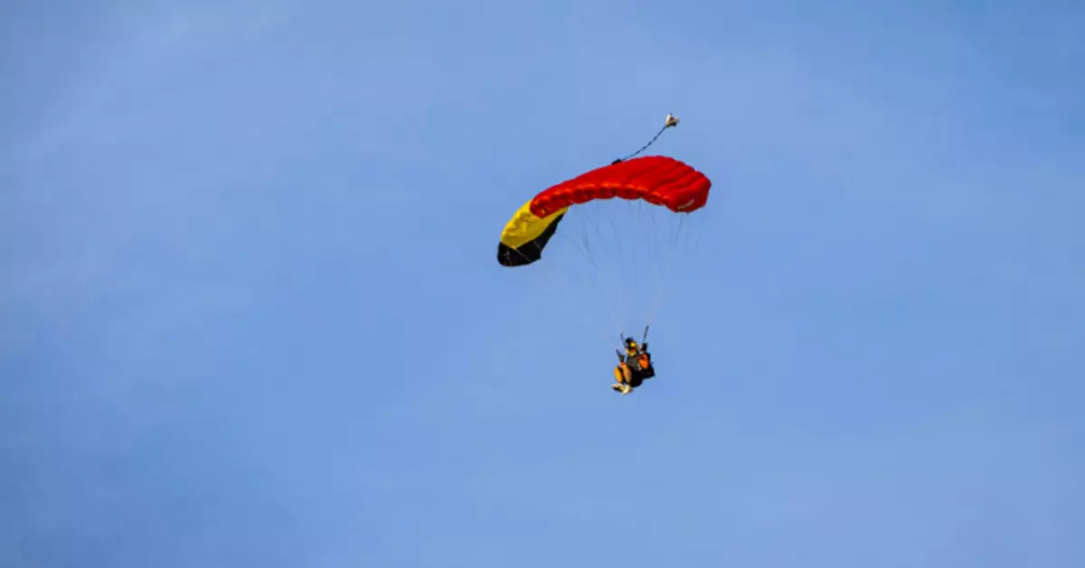 美蒙大拿跳傘活動2人空中相撞！1人失去意識 重摔落地身亡