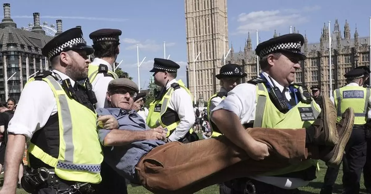 倫敦有示威反對當局取締親巴人組織 逾460人被捕　