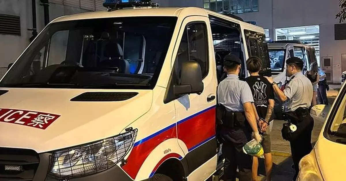 警方牛頭角德朗邨拘捕一男一女 檢獲27粒含依托咪酯煙彈