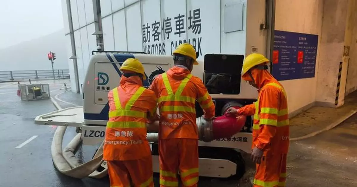 緊急應變隊薄扶林道以「龍吸水」協助處理水浸