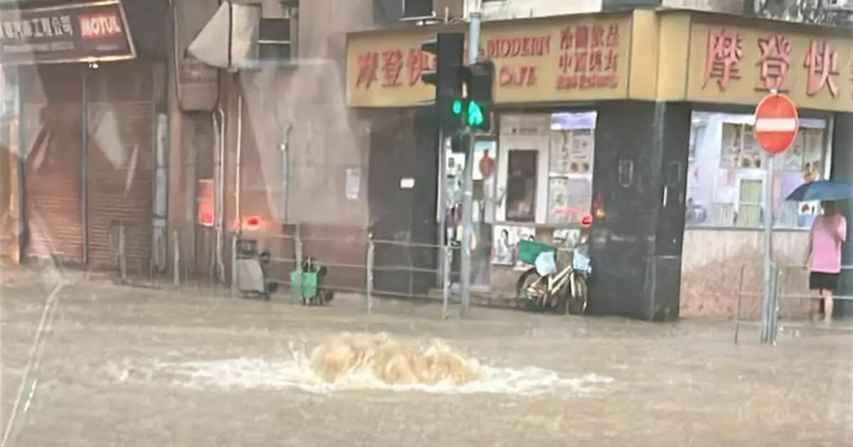 中午大批市民陸續上班 黑雨期間中西區多處一度水浸