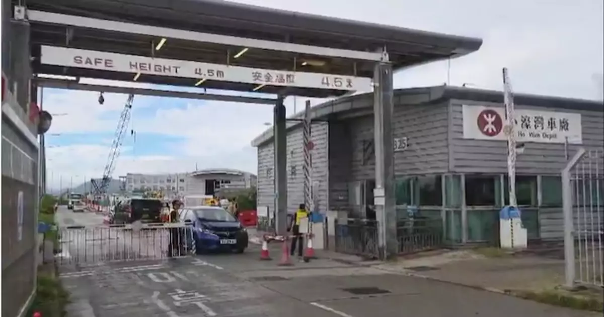 港鐵小蠔灣車廠20歲工人遭工程機車溜後撞到夾牆被困 送院後不治