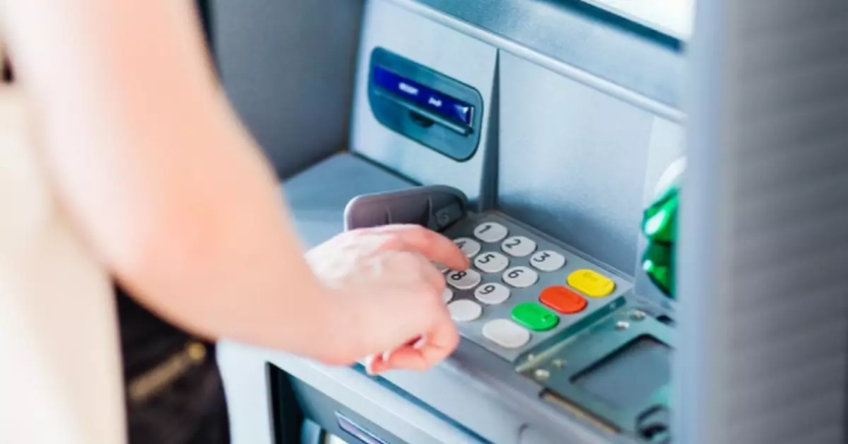 法國小鎮銀行靜雞雞撤走 十年關5000間分行 小鎮居民揸車8公里先撳到錢