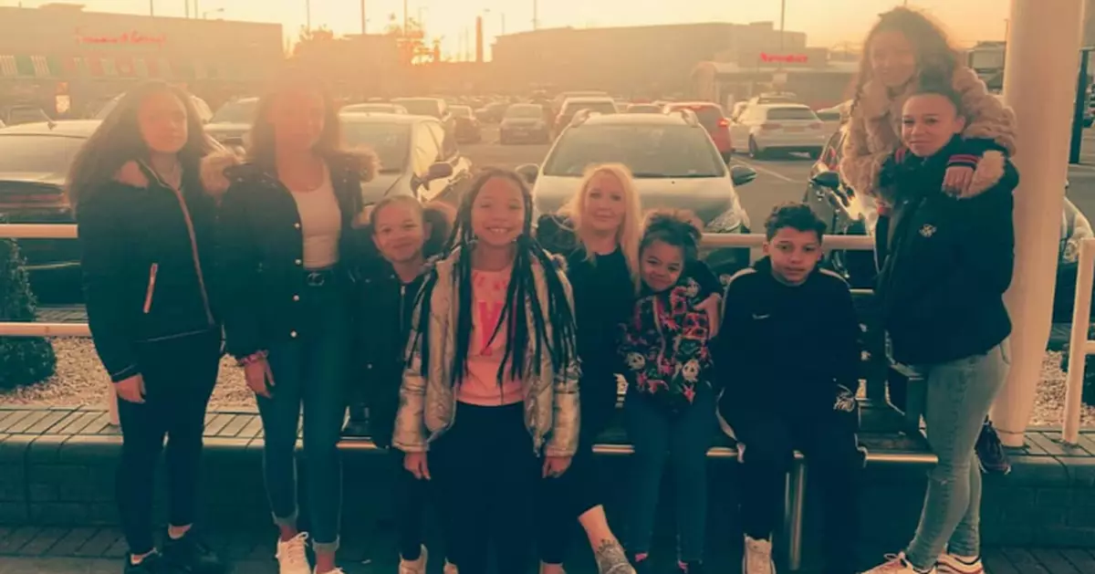 英國8寶媽領福利買馬隆胸 節目主持人同住兩日揭開生活另一面