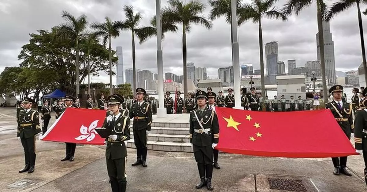 紀念抗戰勝利80周年 本港青少年與內地大學生聯合舉行升旗展示儀式