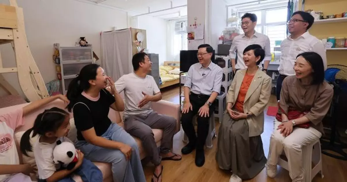 李家超探訪簡約公屋 攸壆路項目約97%居民稱無須為居住問題煩惱