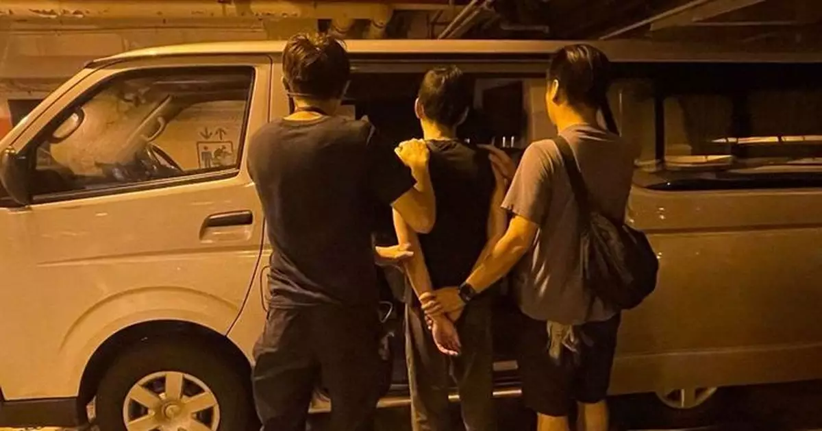 警方葵涌邨截查可疑貨車拘一名司機 檢可卡因氯胺酮等毒品市值約3千萬元