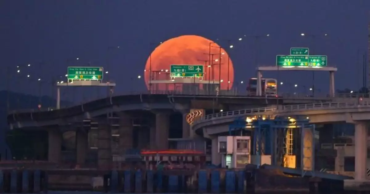 東區走廊「巨月」震撼掛天邊   天文台撰文親解錯位攝影之謎