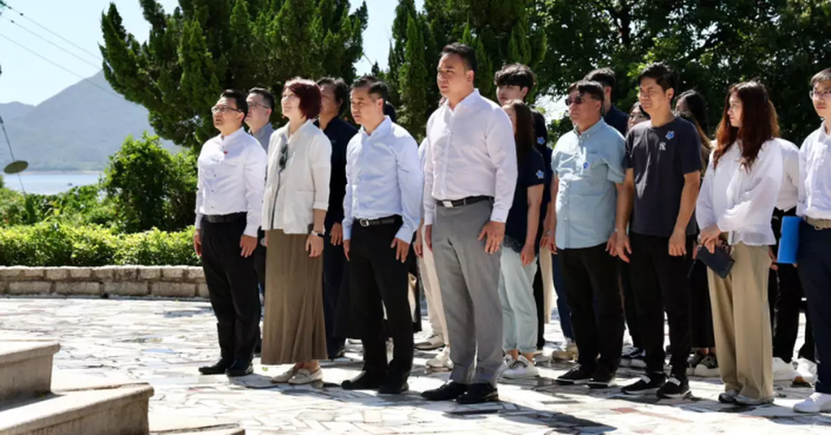 民建聯成員到西貢抗日英烈紀念碑默哀獻花