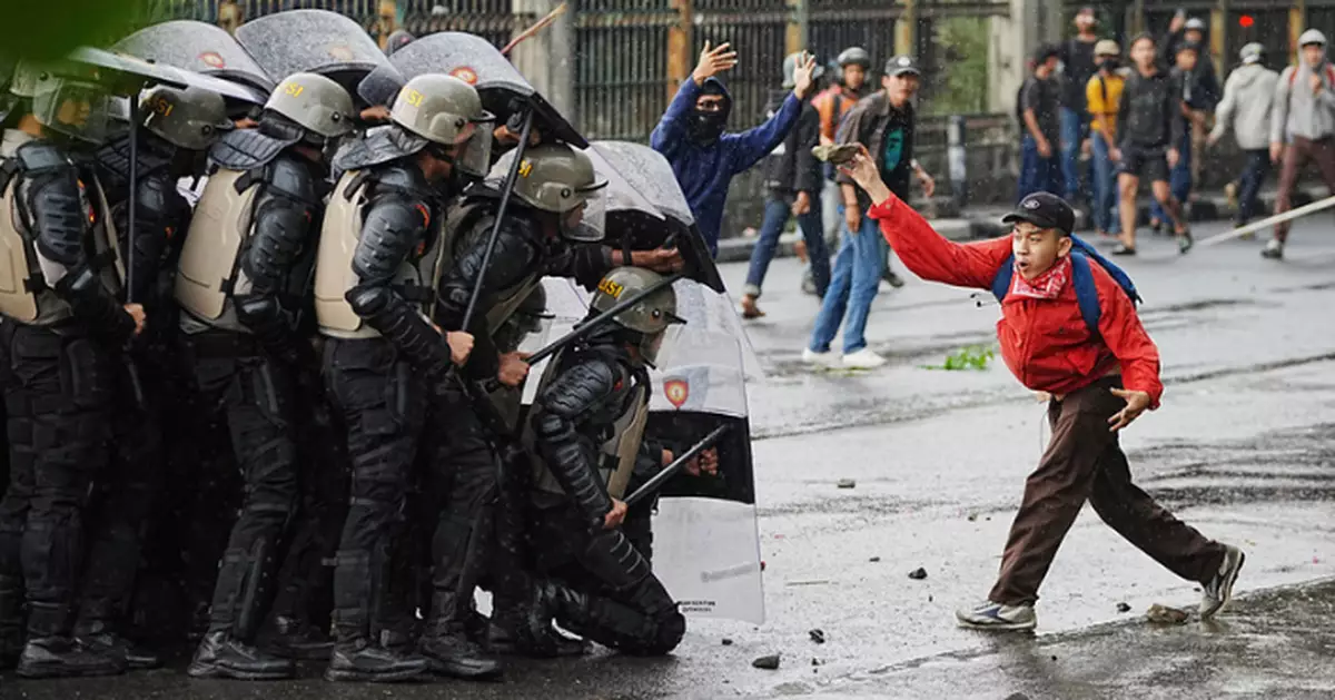 印尼警裝甲車示威期間撞死電單車司機情勢升級 總統承諾徹查籲民眾冷靜