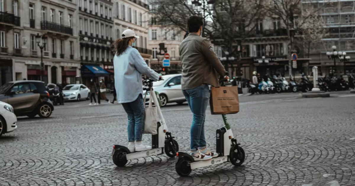 法國街頭淪賽道！電動滑板車橫衝直撞 警一個半小時狂發14張「牛肉乾」
