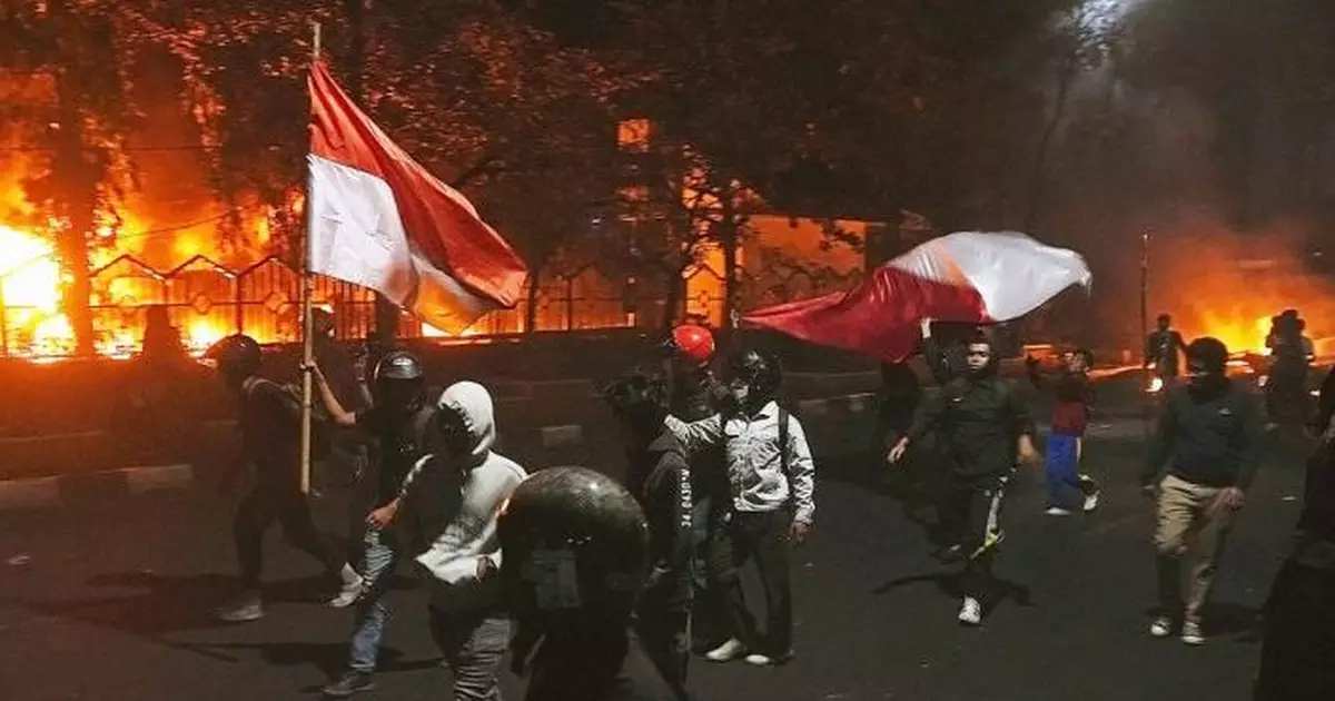 印尼示威持續有議會大樓被縱火3人死　中國大使館提醒公民加強防範