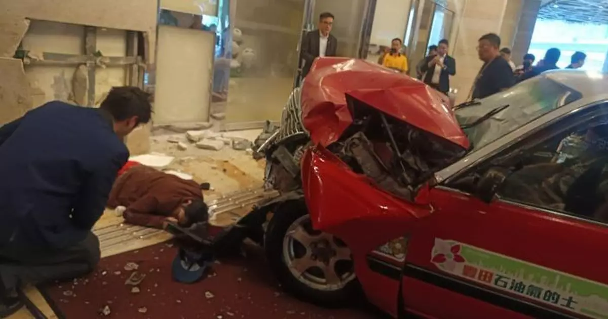 荃灣的士失控撞如心廣場  外籍男重創倒地昏迷送院不治