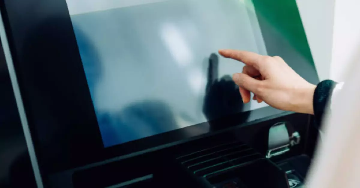 見港男無插卡直接取款女子見義勇「搶錢」 網友：都算熱心不過用錯地方